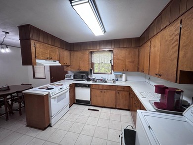BEAUTIFUL LARGE CORNER PROPERTY!!! This well maintained brick - photo 7