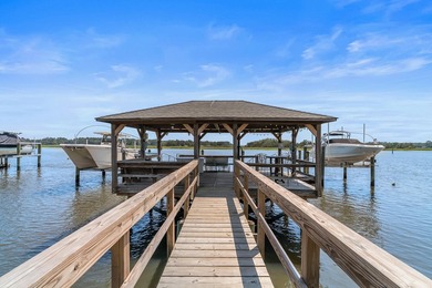 Beyond the gates of Stono Ferry, where manicured fairways - photo 15