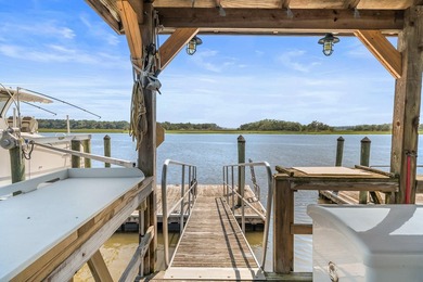 Beyond the gates of Stono Ferry, where manicured fairways - photo 20