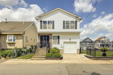 Built in 2007 this two-story waterfront residence in the Shore - photo 2