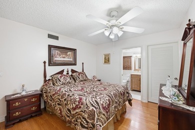 Beautifully updated first-floor condominium offering the perfect - photo 12
