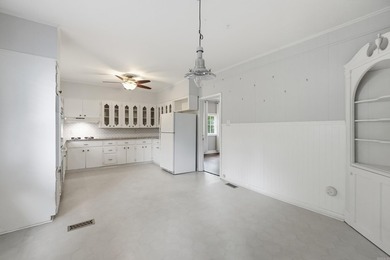 Charming Hillcrest traditional bungalow - 3 beds, 2 baths - photo 23
