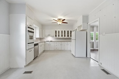 Charming Hillcrest traditional bungalow - 3 beds, 2 baths - photo 24