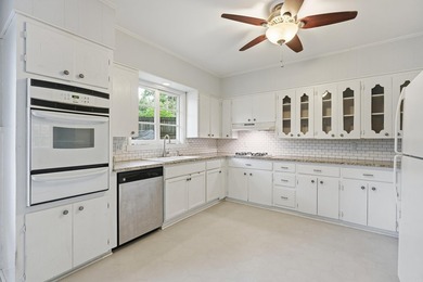 Charming Hillcrest traditional bungalow - 3 beds, 2 baths - photo 26