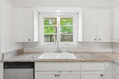 Charming Hillcrest traditional bungalow - 3 beds, 2 baths - photo 27