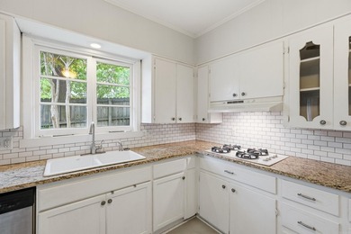 Charming Hillcrest traditional bungalow - 3 beds, 2 baths - photo 28