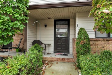 A 2-bedroom, 2-bath townhouse condo in Wantagh with 1,248 sq ft - photo 3
