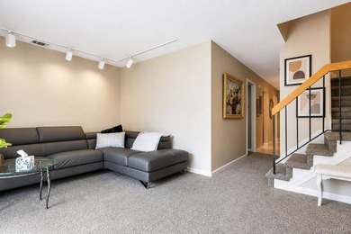 A 2-bedroom, 2-bath townhouse condo in Wantagh with 1,248 sq ft - photo 4