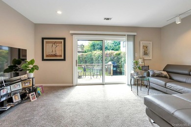 A 2-bedroom, 2-bath townhouse condo in Wantagh with 1,248 sq ft - photo 6