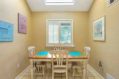 A 2-bedroom, 2-bath townhouse condo in Wantagh with 1,248 sq ft - photo 9