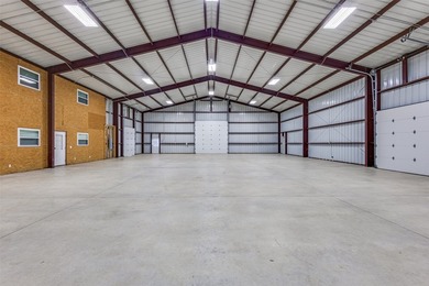 Experience refined country living just minutes from Paris, Texas - photo 22