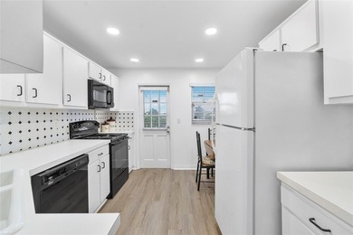 BRIGHT & SPACIOUS 2 BEDROOM / 2 BATH CONDO IN HIGHLY - photo 23
