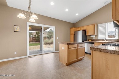 Great 3 bed,2 bath with views of the mountains and open area. It - photo 10