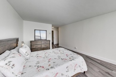 Experience breathtaking, unobstructed lake views from every room - photo 17