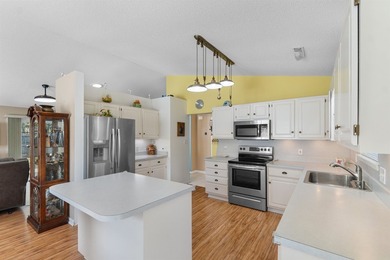 Rare opportunity in Azalea Place-homes here hardly ever hit the - photo 9