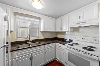 Very rare fresh to market apartment building in the highly - photo 10