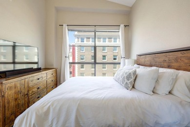 Top Floor Corner Unit | City Views | East Village | No Unit - photo 8