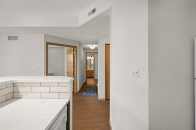 Move right into this beautifully updated top-floor North Loop - photo 10