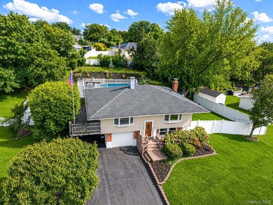 Beautifully maintained and thoughtfully updated, this 3 bedroom - photo 1