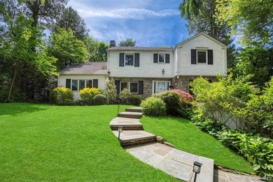 Wonderful Center Hall Colonial Located In The Desirable - photo 1