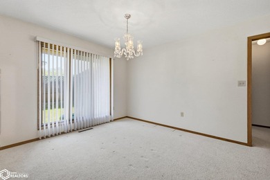 Classic, well-built ranch-style brick home w/ 2-car attached - photo 11