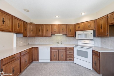 Classic, well-built ranch-style brick home w/ 2-car attached - photo 13