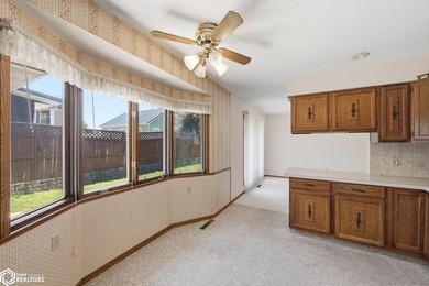 Classic, well-built ranch-style brick home w/ 2-car attached - photo 14