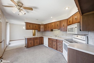 Classic, well-built ranch-style brick home w/ 2-car attached - photo 15