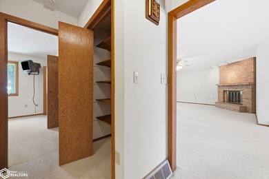 Classic, well-built ranch-style brick home w/ 2-car attached - photo 16