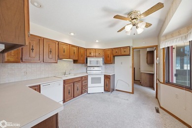 Classic, well-built ranch-style brick home w/ 2-car attached - photo 17