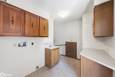 Classic, well-built ranch-style brick home w/ 2-car attached - photo 18