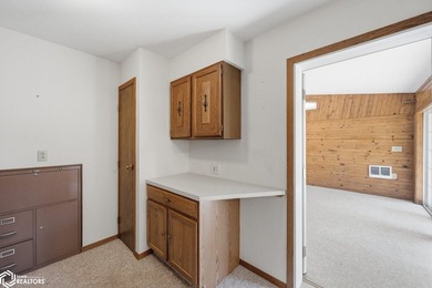 Classic, well-built ranch-style brick home w/ 2-car attached - photo 19