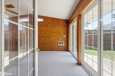 Classic, well-built ranch-style brick home w/ 2-car attached - photo 20