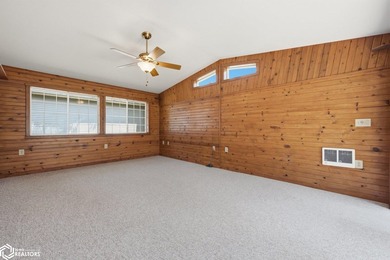 Classic, well-built ranch-style brick home w/ 2-car attached - photo 21