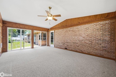 Classic, well-built ranch-style brick home w/ 2-car attached - photo 22