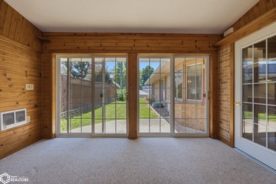 Classic, well-built ranch-style brick home w/ 2-car attached - photo 23