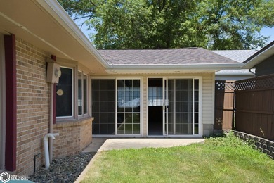 Classic, well-built ranch-style brick home w/ 2-car attached - photo 24