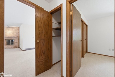 Classic, well-built ranch-style brick home w/ 2-car attached - photo 25