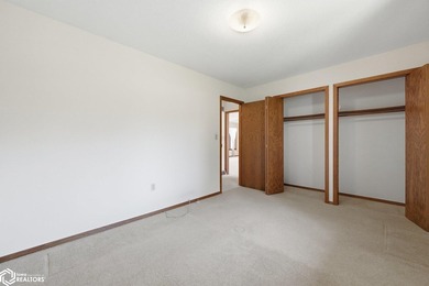 Classic, well-built ranch-style brick home w/ 2-car attached - photo 28