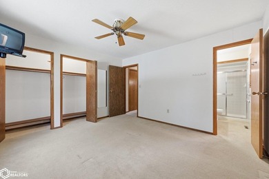 Classic, well-built ranch-style brick home w/ 2-car attached - photo 30