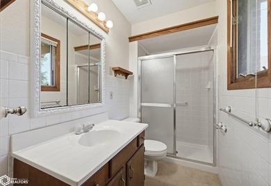 Classic, well-built ranch-style brick home w/ 2-car attached - photo 31