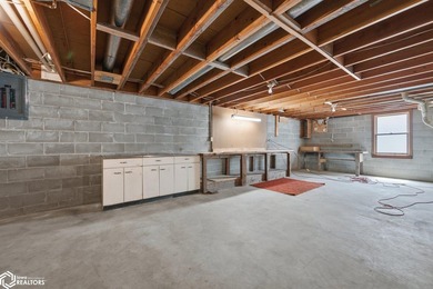 Classic, well-built ranch-style brick home w/ 2-car attached - photo 33