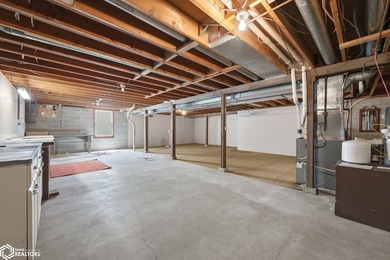 Classic, well-built ranch-style brick home w/ 2-car attached - photo 35