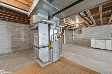 Classic, well-built ranch-style brick home w/ 2-car attached - photo 37