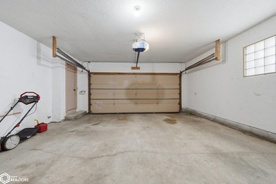 Classic, well-built ranch-style brick home w/ 2-car attached - photo 39