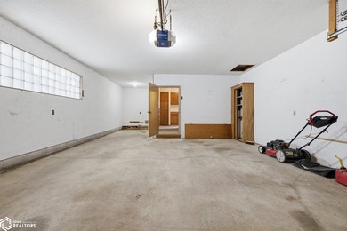Classic, well-built ranch-style brick home w/ 2-car attached - photo 40