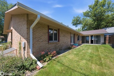 Classic, well-built ranch-style brick home w/ 2-car attached - photo 42