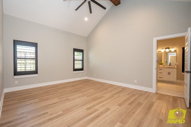 Like-new Bentwood Country Club home featuring 3 bedrooms, 2 - photo 13