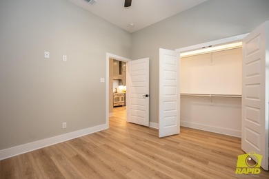 Like-new Bentwood Country Club home featuring 3 bedrooms, 2 - photo 17