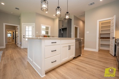 Like-new Bentwood Country Club home featuring 3 bedrooms, 2 - photo 18